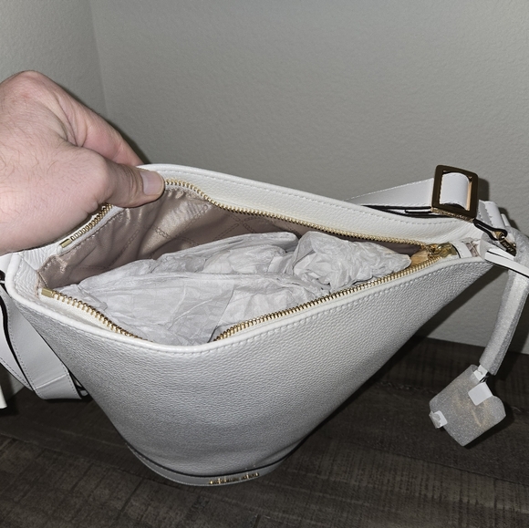 Michael Kors White Bucket Bag - Picture 4 of 5
